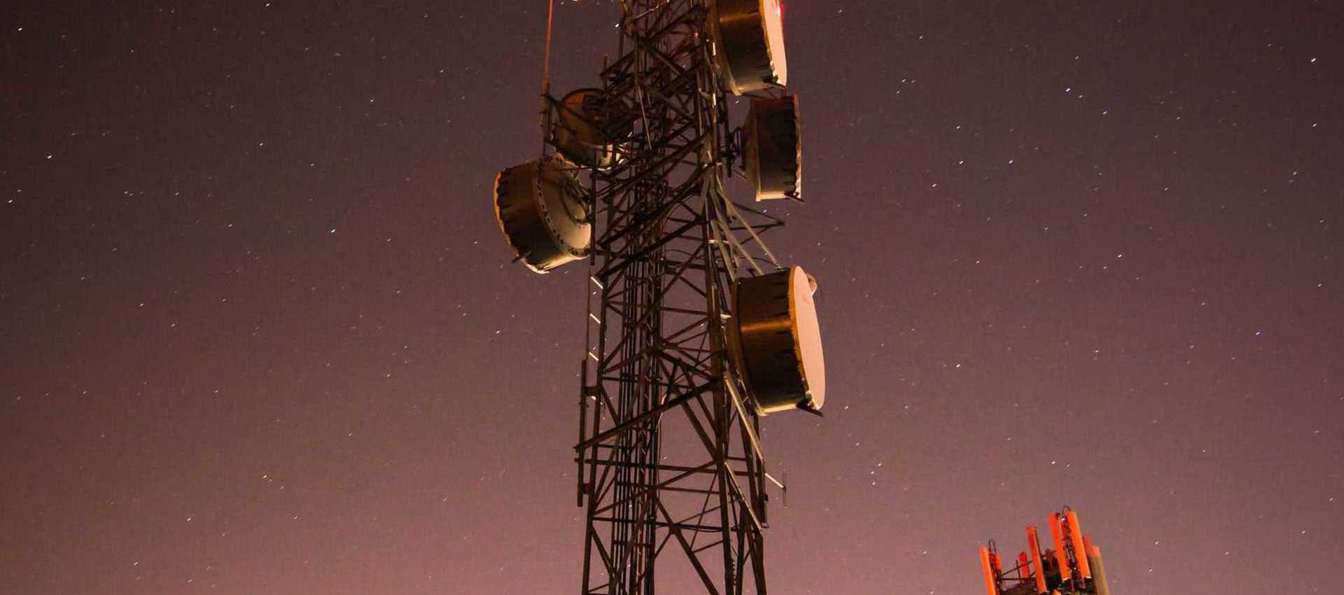 How do cellphone towers work?